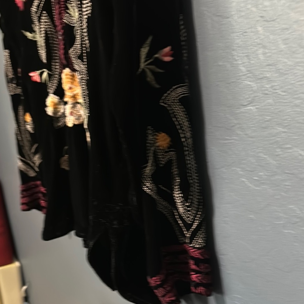 Johnny Was Black velvet Floral Embroidered Tunic - Picture 4 of 7